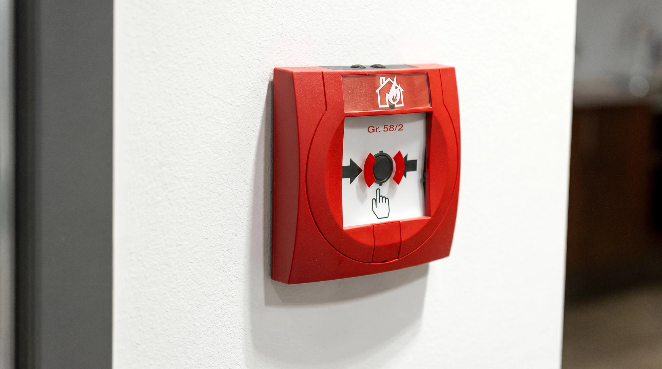 Gros plan ou vue d'ensemble d'une installation professionnelle de d&eacute;tecteurs de fum&eacute;e et d'alarme incendie mont&eacute;s au plafond d'un b&acirc;timent commercial ou r&eacute;sidentiel, avec au moins un d&eacute;tecteur clairement visible. La photo doit montrer l'&eacute;quipement install&eacute; dans un contexte r&eacute;aliste (plafond blanc ou structure int&eacute;rieure), en mettant l'accent sur la qualit&eacute; et la discr&eacute;tion de l'installation, sans personnage visible. L'image doit avoir un niveau de qualit&eacute; professionnelle, bien &eacute;clair&eacute;e et nette.