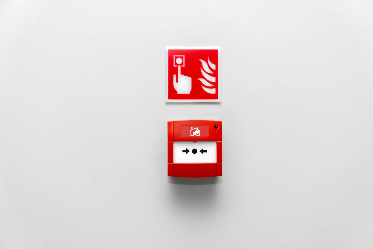 Intérieur enfumé avec détecteur de fumée blanc circulaire fixé au plafond, voyant rouge LED activé signalant une alarme